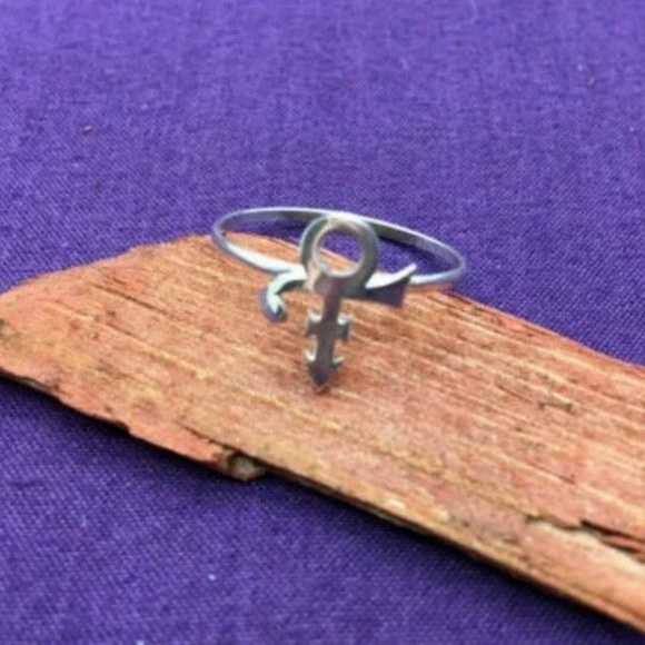 Prince Rogers Nelson Symbol Women's Ring, Silvertone Sz 8 - Picture 1 of 2